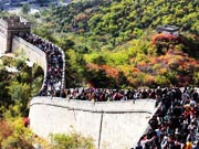 Tourists pack Great Wall to view autumnal leaves