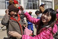 Tibetan girl helps mobilize volunteers onlin