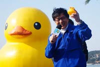 Jakie Chan sees Rubber Duck off in Beijing