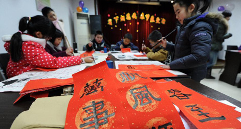Kids write Chinese couplets as new year gifts for seniors