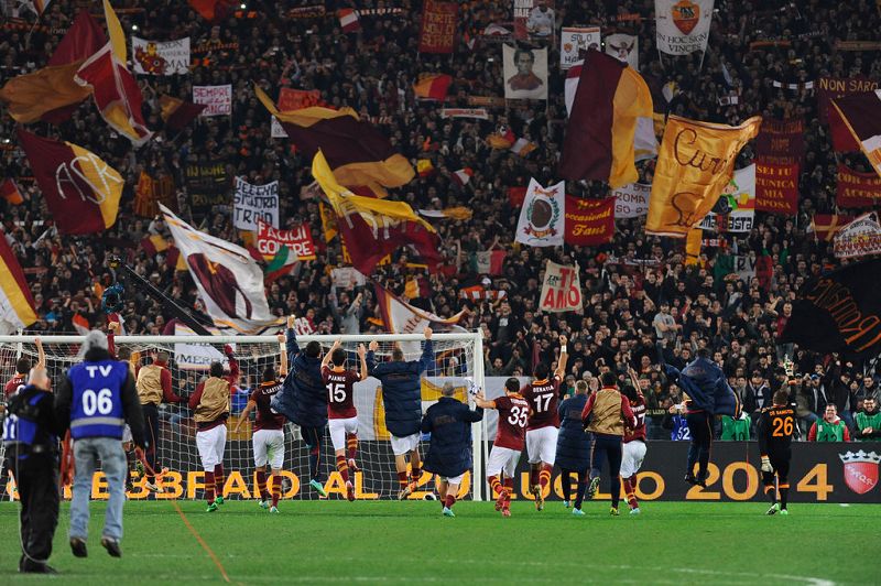 Players of Roma celebrate their victory in the Coppa Italia quarter-finals against Juventus on Jan. 22, 2014. Roma beat Juventus 1-0. (Photo/Osports)