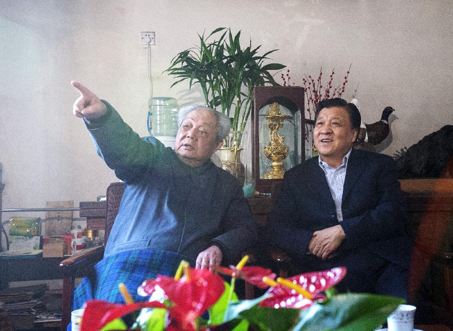 Liu Yunshan (R), a member of the Standing Committee of the Political Bureau of the Communist Party of China (CPC) Central Committee, talks with Feng Qiyong, famous scholar of Chinese masterpiece "A Dream of Red Mansions", in Beijing, capital of China, Jan. 26, 2014. On behalf of President Xi Jinping and the Communist Party of China (CPC) Central Committee, Liu visited several cultural icons in Beijing and extended lunar new year greetings to all cultural workers in the country.(Xinhua/Wang Ye)
