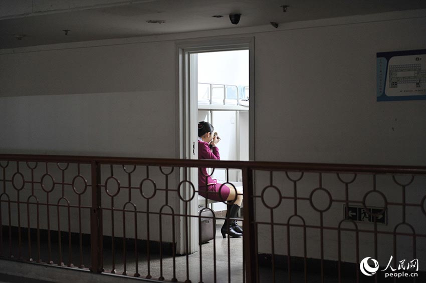 Chief attendant Li Na and her crew members get up at 5:20a.m in the dorm. (People's Daily Online/Guan Tengfei)