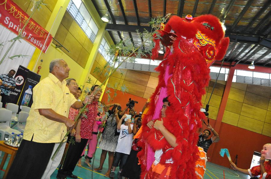 Fijian Prime Minister Voreqe Bainimarama (front L) takes part in traditional Chinese lion dance performance at Yat Sen School in Suva, Fiji, Feb. 2, 2013. Voreqe Bainimarama delivered his Chinese New Year speech at Yat Sen School on Sunday, wishing Chinese people all over the world a happy and prosperous New Year. Bainimarama and his wife Maria and over 10 other family members attended the Spring Festival gala organized by the local Chinese community, where more than 800 people celebrated the year of the Horse together. (Xinhua/Michael Yang)
