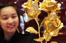 Golden roses become popular gifts for Valentine's day