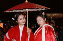 Hanfu girls charm at Lantern Festival