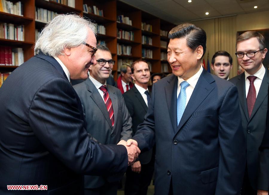 Chinese President Xi Jinping (front R), meets with French friends during his visit to the Charles de Gaulle Foundation in Paris, capital of France, March 26, 2014. (Xinhua/Yao Dawei)