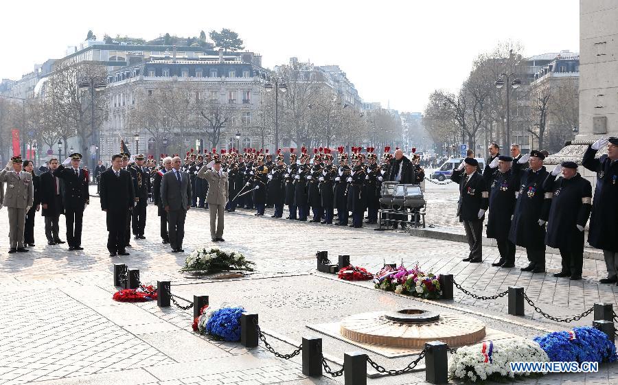 Chinese President Xi Jinping (C, front) lays a wreath of flowers at the Tomb of the Unknown Soldier in Paris, France, March 27, 2014. (Xinhua/Pang Xinglei)
