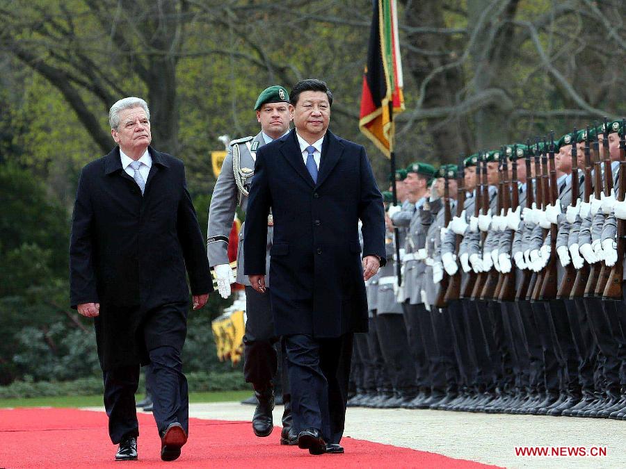 Chinese President Xi Jinping (R, front) attends a welcoming ceremony held by German President Joachim Gauck (L) before their meeting in Berlin, Germany, March 28, 2014. (Xinhua/Liu Weibing)