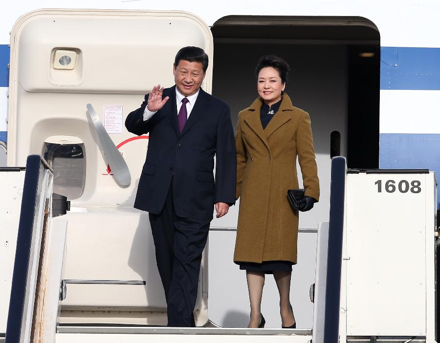 Chinese President Xi Jinping (L) and his wife Peng Liyuan arrive in Brussels, Belgium, March 30, 2014. Xi is on a state visit to Belgium. (Xinhua/Pang Xinglei) 