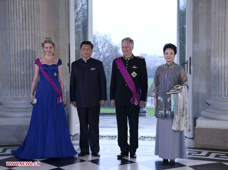 Chinese President Xi Jinping (2nd L) and his wife Peng Liyuan (1st R) are welcomed by Belgian King Philippe and Queen Mathilde at the Laeken Palace upon their arrival for a state banquet in Brussels, Belgium, March 31, 2014. (Xinhua/Pang Xinglei)