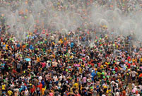 Tens of thousands celebrate Water Splashing Festival