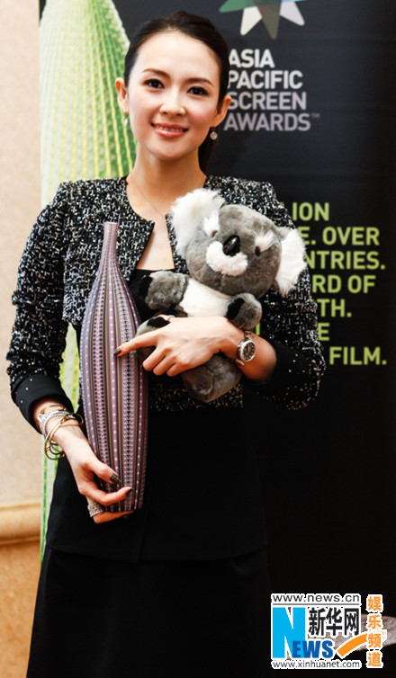 At a unique event coinciding with the 2014 Beijing International Film Festival, the Asia Pacific Screen Awards (APSA) presented the 2013 APSA for Best Performance by an Actress to Zhang Ziyi for her role in Yi dai zong shi (The Grandmaster) on April 17, 2014.(Xinhua photo)