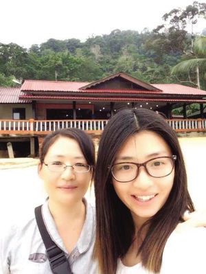 A selfie of Li Jianlin (R) and her mother during their travels 