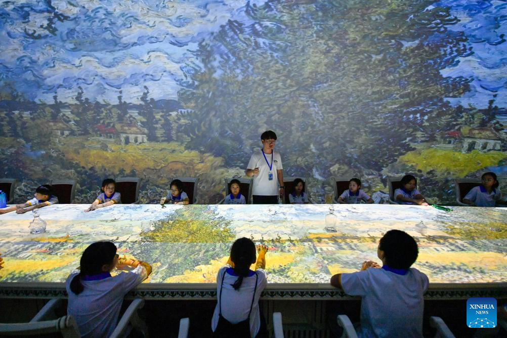 Students experience study camp themed on ocean and art in Tianjin's museums