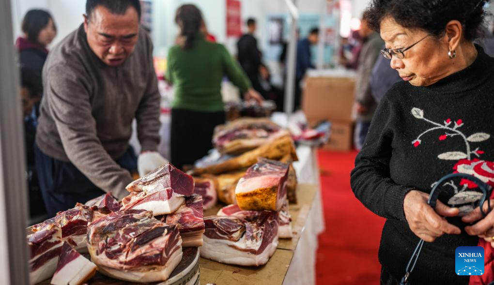 Special fairs with bountiful supplies staged across Guiyang as Spring Festival approaches