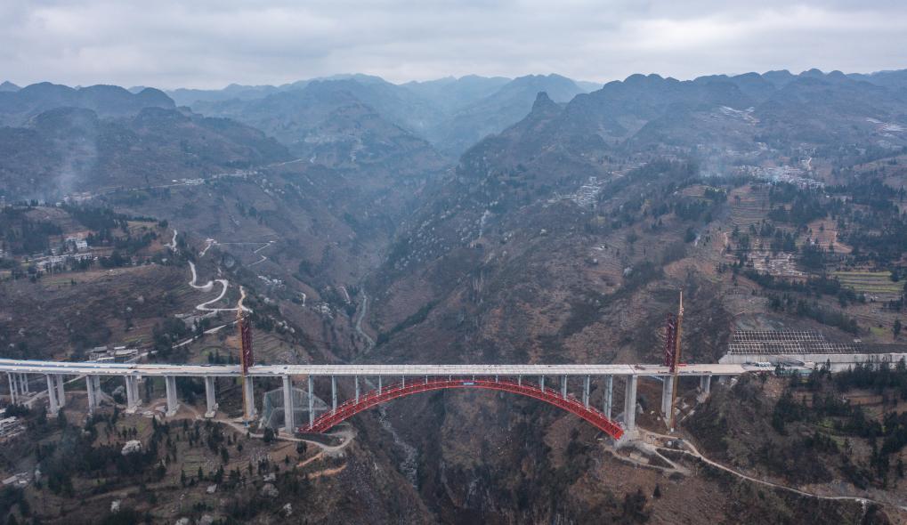 Baishuihe bridge on Nayong-Qinglong Expressway under construction in SW China