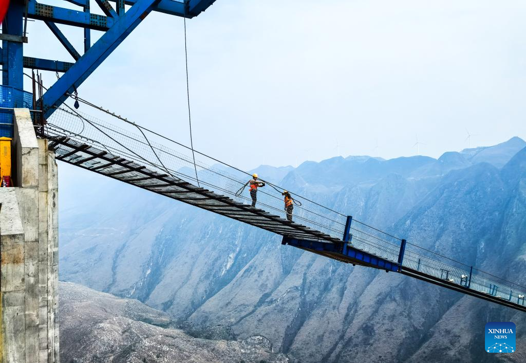 Huajiang grand canyon bridge under construction in SW China's Guizhou